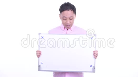 快乐的日本商人拿着白板说话视频的预览图