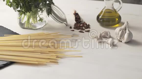从下到上的意大利意大利面条大蒜油和辣椒的典型配方视频的预览图