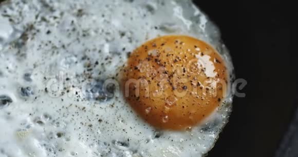 热锅上的鸡蛋视频的预览图