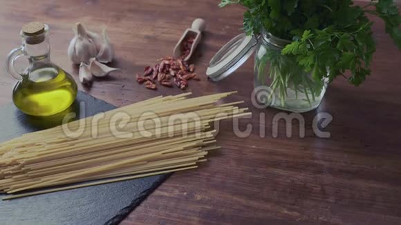 从下到上的意大利意大利面条大蒜油和辣椒的典型配方视频的预览图