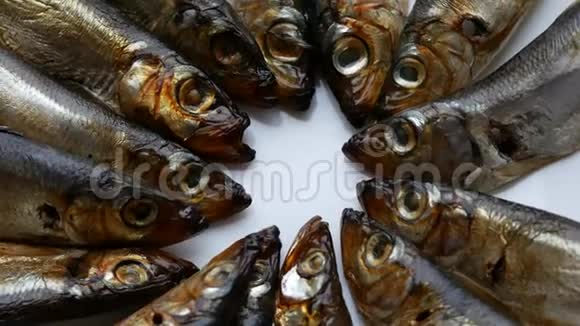 冷熏萨拉卡准备吃熏鱼特写在盘子上海鱼视频的预览图