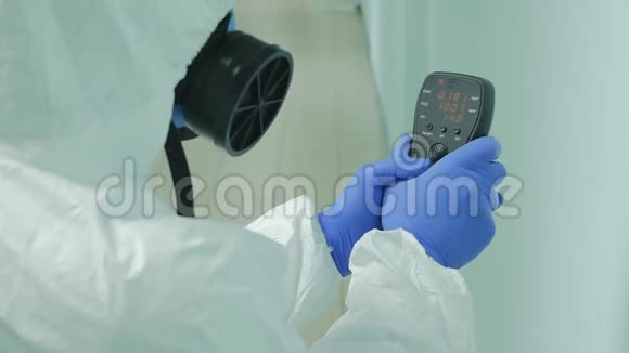 病毒学家测量辐射水平并确定房间中有害物质的数量视频的预览图
