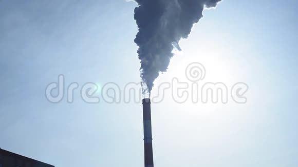 工厂s管发出蒸汽烟雾选择性聚焦环境污染的概念视频的预览图