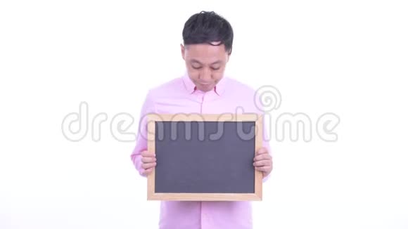 快乐的日本商人拿着黑板说话视频的预览图