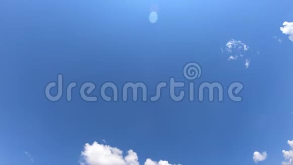 积云在晴朗的一天划过蓝天飞机在空中飞行时间流逝视频的预览图