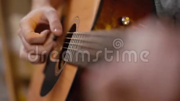 人弹吉他特写视频的预览图