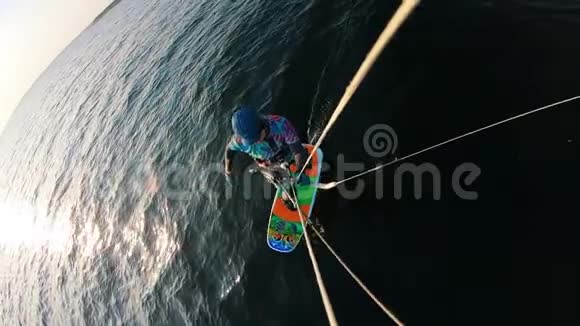 从木板上坠落的男性风筝手的俯视图视频的预览图
