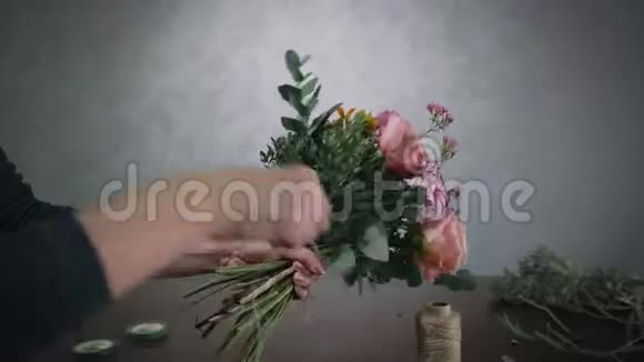 兴趣爱好花艺艺术家在花店工作并制作花束与花线花视频的预览图