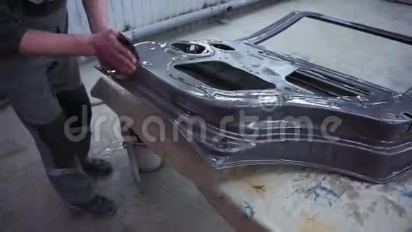 喷漆前清理车门在汽车修理厂清洗旧油漆视频的预览图