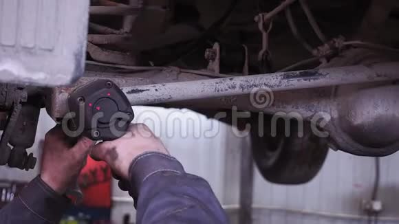 在加油站修理汽车的汽车修理工视频的预览图