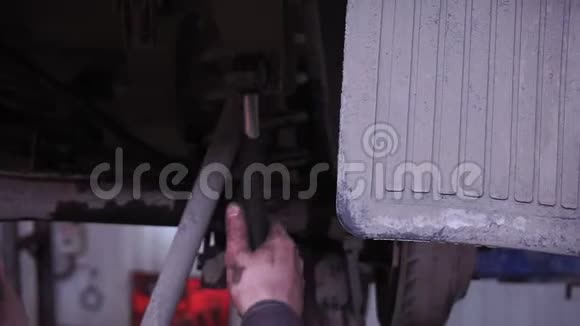 修理一辆旧汽车悬架汽车修理工修理汽车视频的预览图