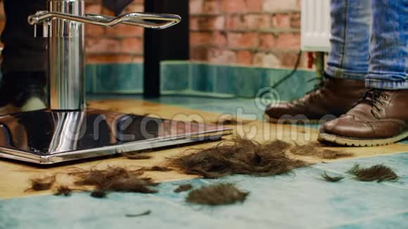 理发店剪下来的头发掉在地板上视频的预览图