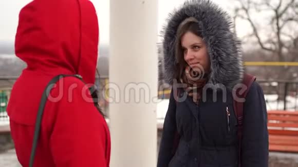 冬天两个女人站在街上说话自由和休闲的概念视频的预览图