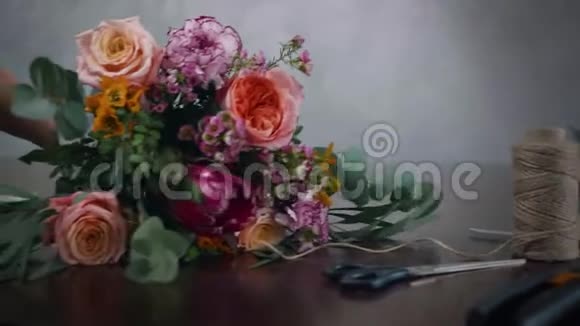 花店花店女工在一家花艺精品店工作制作花束用花枝剪茎花枝视频的预览图