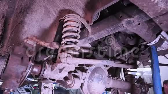 在汽车修理厂拆卸汽车更换车轮视频的预览图