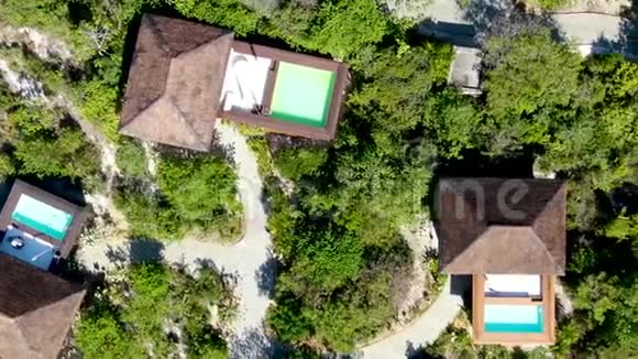 巴西普拉亚多福特热带森林带游泳池的豪华别墅鸟瞰图视频的预览图