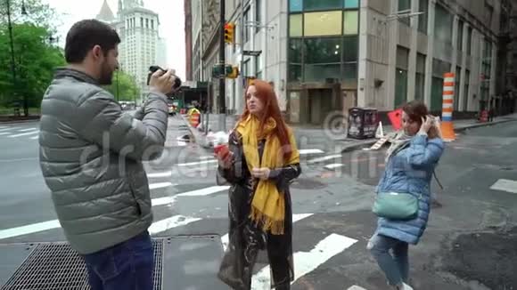 朋友在城市里散步视频的预览图