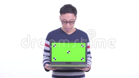 快乐的日本潮人一边思考一边展示笔记本电脑视频的预览图