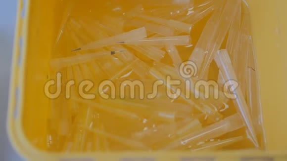 橙色实验室装有特殊消毒剂溶液的吸管视频的预览图