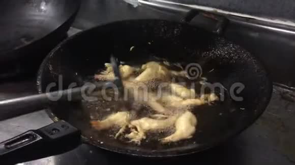 热锅炸虾油视频的预览图