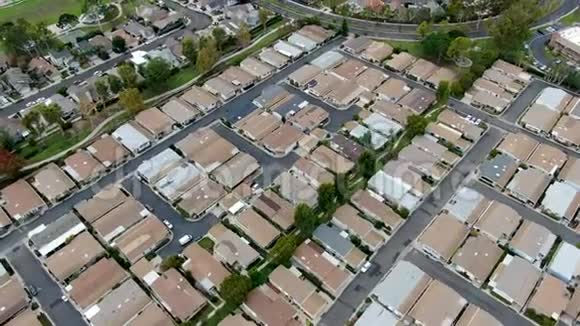 加州欧文市大型住宅区的鸟瞰图视频的预览图