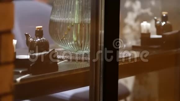 晚上在街头咖啡馆的玻璃花瓶里放着一束白花视频的预览图