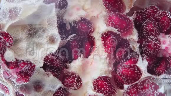 石榴浆果水果特写在水中宏观纹状体视频的预览图