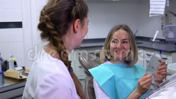 病人照镜子看牙医工作视频的预览图