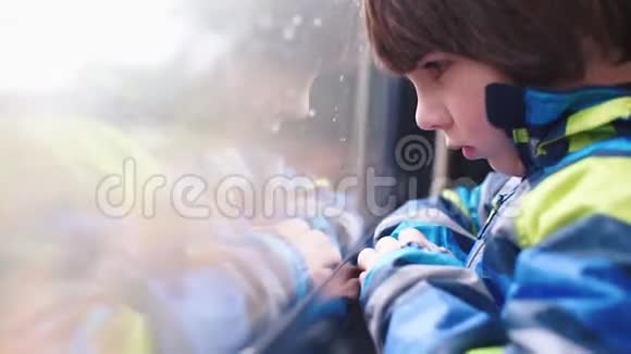 这孩子坐在火车的窗户附近视频的预览图