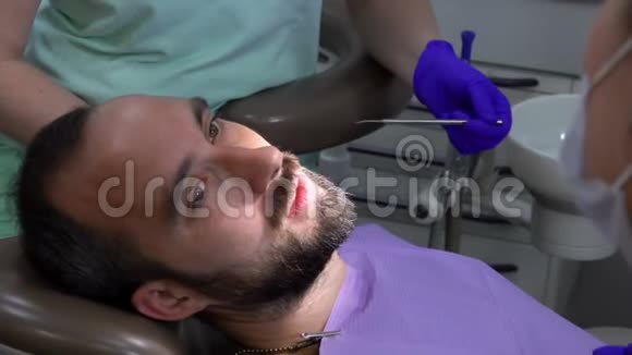 牙医用牙科工具检查病人牙齿视频的预览图