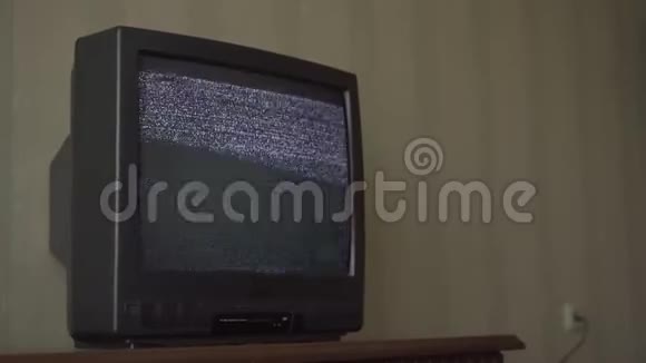 插入主电源电视机墙上有闪烁的屏幕视频的预览图