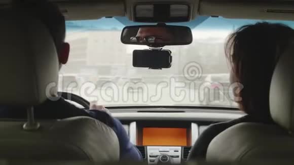 夫妇在车里男人戴墨镜开车女人坐在乘客座位上涂口红视频的预览图