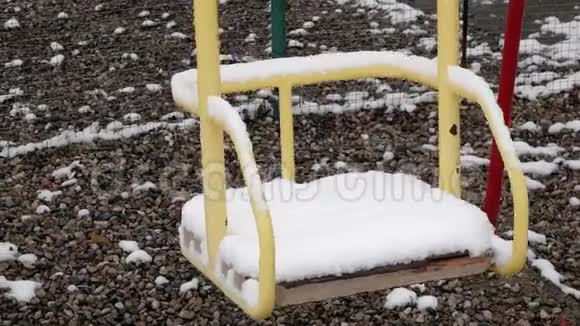 空荡在雪地里摆动空的游乐场视频的预览图