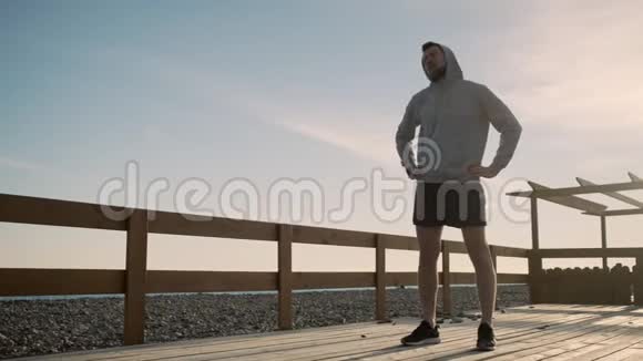 日落时户外健身时的身体弯曲运动视频的预览图