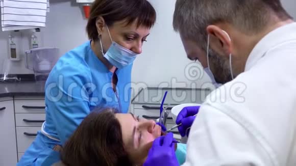 牙医检查病人口腔视频的预览图