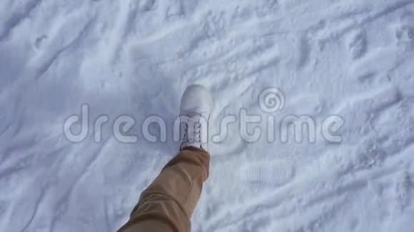 穿白色运动鞋的人在冬天的雪地里慢动作视频的预览图