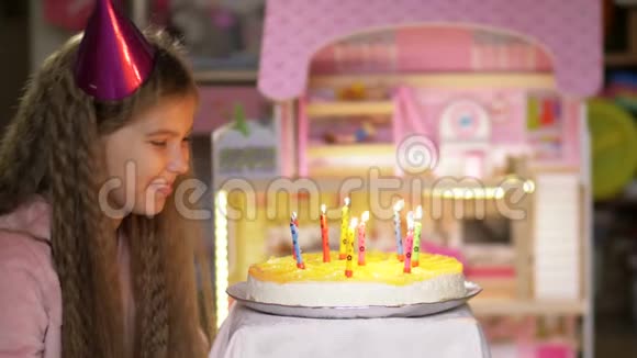 快乐的小女孩庆祝生日派对和在蛋糕上吹蜡烛的肖像假日概念视频的预览图