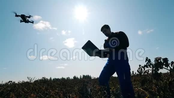 一名农业工人在田间工作时使用无人机视频的预览图
