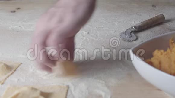 特写过程制作馄饨纯素自制面食厨师用叉子传统意大利面食切菜切菜视频的预览图