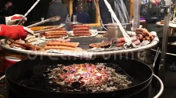 猪肉切肯和牛肉烤香肠是在一个大平底锅里明火煎的SS视频的预览图