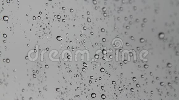 汽车前玻璃上的雨水瀑布玻璃上的水滴视频的预览图