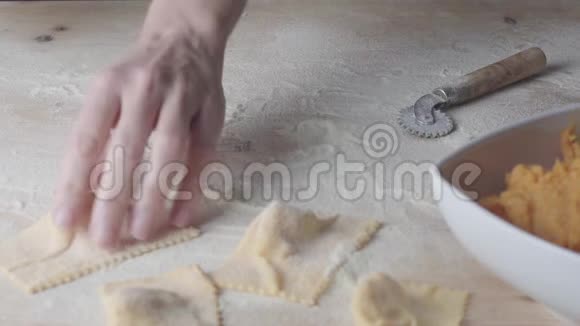 特写过程制作馄饨纯素自制面食家庭主妇厨师用叉子意大利传统的tortellidizucca关门视频的预览图