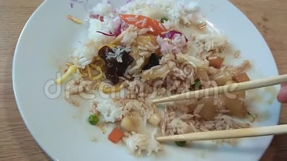 亚洲自助餐餐厅高角度视野用筷子吃饭视频的预览图