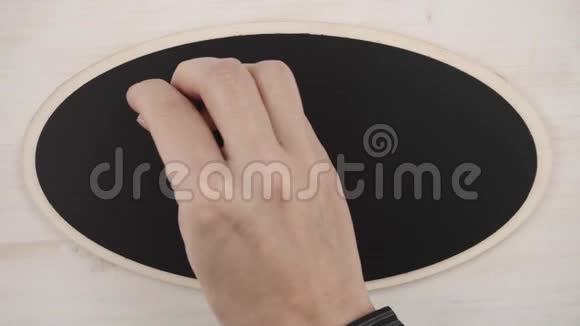 俯视图一个女人用白色粉笔在黑板上用感叹号写一个好字视频的预览图