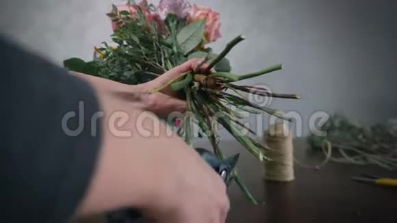 爱好职业女性花艺师在花店工作并通过视频的预览图
