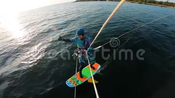 兴奋的人在水上用风筝冲浪视频的预览图