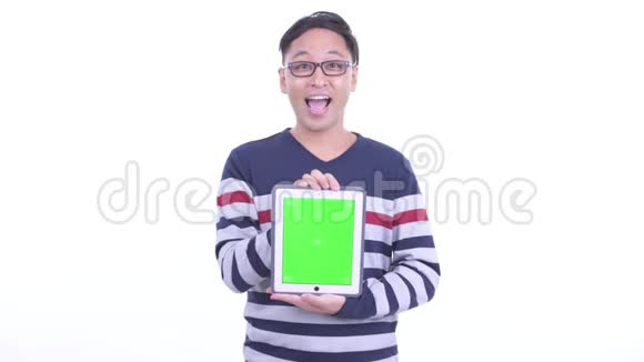 快乐的日本潮男一边说一边展示数码平板电脑视频的预览图