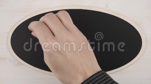 俯视图一位妇女用白色粉笔在黑板上书写结束语的平躺姿势视频的预览图