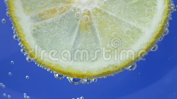 柠檬水果的特写背景在水中在水中背景质地视频的预览图