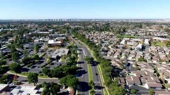 加州欧文住宅区的鸟瞰图视频的预览图